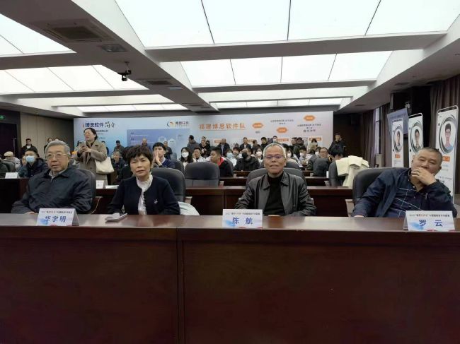 警方闯进了一个安静幸福一家人的糊口，缘由是20多年前的异常谋杀，面临丈夫闯入起来的被指控，老婆起头了她的救夫之路。